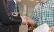 Shakehands: Pokale und Zertifikate zum Lehrgangsabschluss.