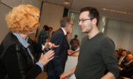 IHK-Leiterin Dr. Dorothea Schulz überreicht die begehrten Trophäen.