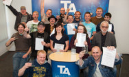 IMM Gruppe 2: Gruppenbild mit Dozent (rechts ohne Pokal...)
