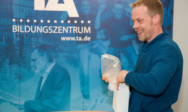 Sicher verpackt bleibt der Glaspokal eine tolle Erinnerung an die TA-Zeit.