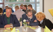 Die Meisterfeier bietet Gelegenheit für Gespräche.