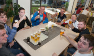 Prost! Heute geht das Bier aufs Haus.