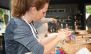 Eventmanager des TA Bildungszentrums kochen gemeinsam in der Erlebnisküche.