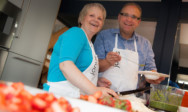 Eventmanager des TA Bildungszentrums kochen gemeinsam in der Erlebnisküche.