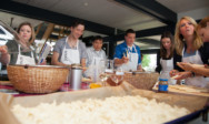 Eventmanager des TA Bildungszentrums kochen gemeinsam in der Erlebnisküche.