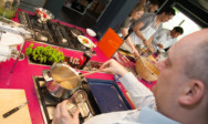 Eventmanager des TA Bildungszentrums kochen gemeinsam in der Erlebnisküche.