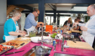 Eventmanager des TA Bildungszentrums kochen gemeinsam in der Erlebnisküche.