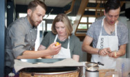 Eventmanager des TA Bildungszentrums kochen gemeinsam in der Erlebnisküche.