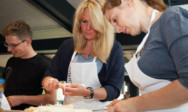 Eventmanager des TA Bildungszentrums kochen gemeinsam in der Erlebnisküche.