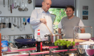 Eventmanager des TA Bildungszentrums kochen gemeinsam in der Erlebnisküche.
