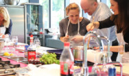 Eventmanager des TA Bildungszentrums kochen gemeinsam in der Erlebnisküche.