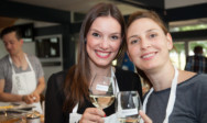 Eventmanager des TA Bildungszentrums kochen gemeinsam in der Erlebnisküche.