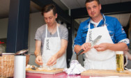 Eventmanager des TA Bildungszentrums kochen gemeinsam in der Erlebnisküche.