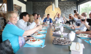 Eventmanager des TA Bildungszentrums kochen gemeinsam in der Erlebnisküche.