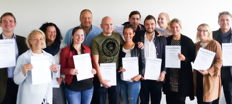 Strahlende Gesichter bei den ausgezeichneten Immobilienmaklern am TA Bildungszentrum Hannover.