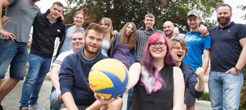 Industriemeister Chemie IHK – TA-Studierende spielen Volleyball.