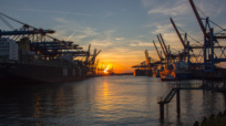 Der eindrucksvolle Hamburger Hafen ist der drittgrößte Containerhafen Europas.