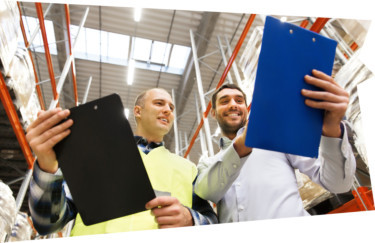 Der Weg zum Wirtschaftsfachwirt IHK führt über zwei Teilprüfungen. Wirtschaftsbezogene Qualifikationen teilen sich in Volks- und Betriebswirtschaft, Rechnungswesen Buchführung und Internationales Steuerrecht auf. Handlungsspezifische Qualifikationen sind Betriebliches Management und Controlling, Investition, Finanzierung sowie Führung und Zusammenarbeit.