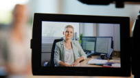 Die Absolventin im Interview an ihrem Arbeitsplatz bei den Bielefelder Stadtwerken.