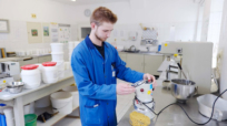 Peter Donhauser analysiert eine Probe im Labor.