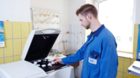 Mit einem Messgerät bestimmt der Chemiker Zementproben aus dem Werk.