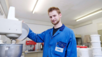 In seinem Element: Der TA-Absolvent am Arbeitsplatz.