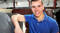 TA-Absolvent Yannick Strebost in seinem Betrieb HELLER-LEDER.
