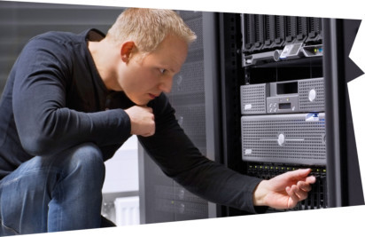 Inhalte der Ausbildung zum Administrator bzw. Systemadministrator: IT-Grundlagen (Hardware und Software, Netzwerk und TCP/IP), Microsoft Windows (Architektur und Verwaltung), Linux/Unix und Mac OS (Sicherheit und Systemanforderungen), Netzwerkadministration (Systeme und Technik), Systemanalyse, Monitoring und Management, Datensicherheit (Zugriffsschutz, Netzwerksicherheit, Datensicherung), Skripting (Shell, Perl, Skriptsprachen: PHP, MYSQL, Apple Mac OSX).