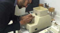 Handwerk mit Auge: Ugur Bozdam in seiner Werkstatt.