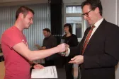 Zum Lehrgangsabschluss gibt es die Zertifikate und Glaspokale überreicht.