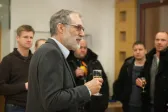 TA-Gründer Werner Thiele lädt zum feierlichen Umtrunk ein.