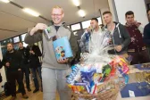 Geschenke gibt's für Maschinenbauer Claus Richter, der sich als Kurssprecher engagiert hatte.