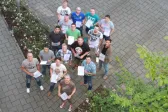 Die Teilnehmer an der Ausbildereignungsprüfung IHK (AEVO) empfangen ihre Zertifikate.