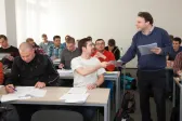 Die angehenden Ausbilder nach AEVO bekommen ihre Zertifikate überreicht.