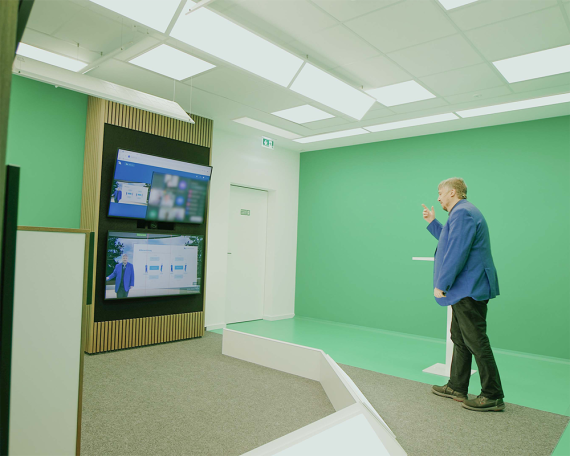 Dozent im Green-Screen-Studio