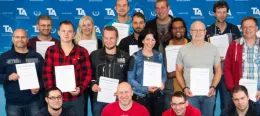 Elektrofachkraft: TA-Absolventen erhalten Zertifikate
