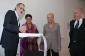 TA-Vorsitzender Werner Thiele zeigt den Grünen-Politikerinnen eine Dokumentenkamera, die einen interaktiven Unterricht ermöglicht.
