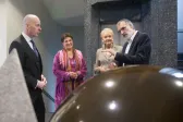 Geschäftsführer Frank K. Mauve (l.) und TA-Gründer Werner Thiele zeigen Anja Piel und Ursula Wehrmann die Akademie.