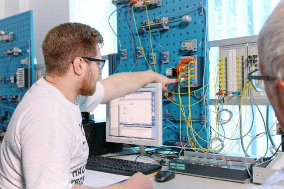 Industrietechniker Maschinenbau IHK Teilnehmer am Arbeitsplatz