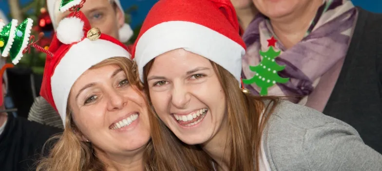 Weihnachten mit Spaß: TA-Studenten singen Karaoke