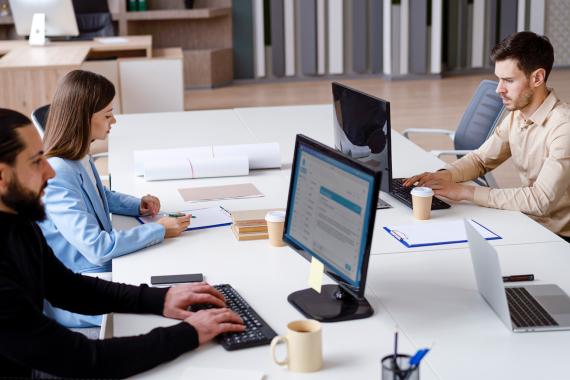 KI Manager moderner Arbeitsplatz
