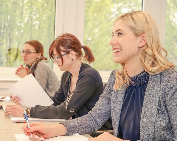 Drei Studenten im Unterricht
