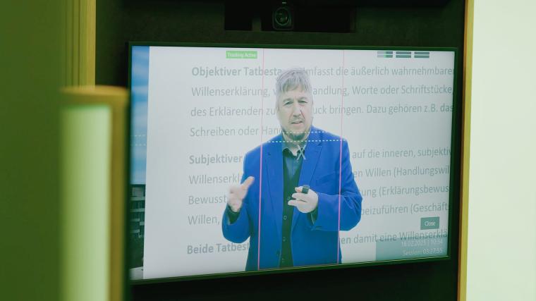 Dozent im Online-Studio Bildschirm