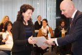 Herzliche Umarmungen und viel Applaus bei Officemanagern und QM-Beauftragten