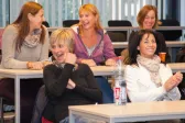 Herzliche Umarmungen und viel Applaus bei Officemanagern und QM-Beauftragten