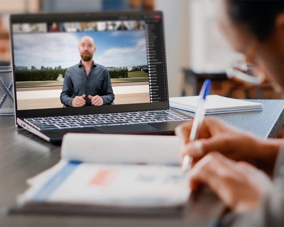 Laptop mit zugeschaltetem Kursbetreuer