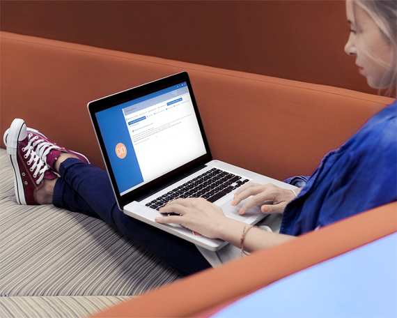 Aufgeklappter Laptop mit digitaler Lernumgebung