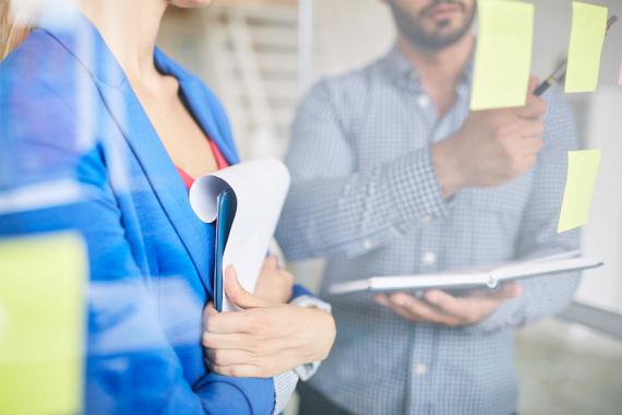 Projektleiter IHK Büro Besprechung