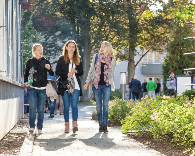 Teilnehmerinnen auf dem Campus