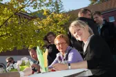 Das Sommerfest 2015 – auf dem Campus des TA Bildungszentrums wird fröhlich gefeiert.